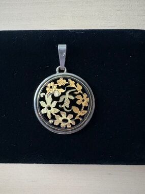 vintage style toledo damascene pendant 3cm round gold inlaid flower openwork